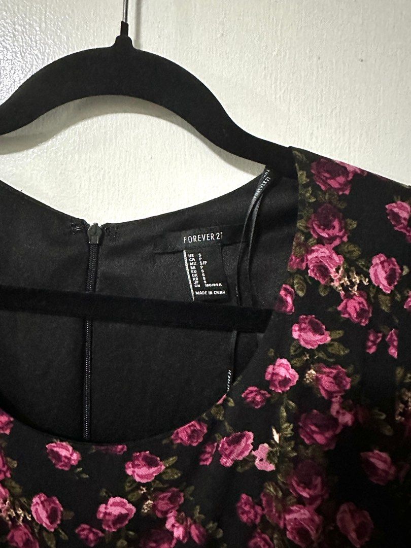 Forever 21 Floral Dress (Category: Dresses) located in Quezon City. Submitted by lau_v (Listing ID 1397205827, Image 3). Description: - Forever 21 dress - Black base with floral print - Scoop neckline - Short sleeves - Fitted bodice with flared skirt - Zipper closure at the back - never used. No tags. .