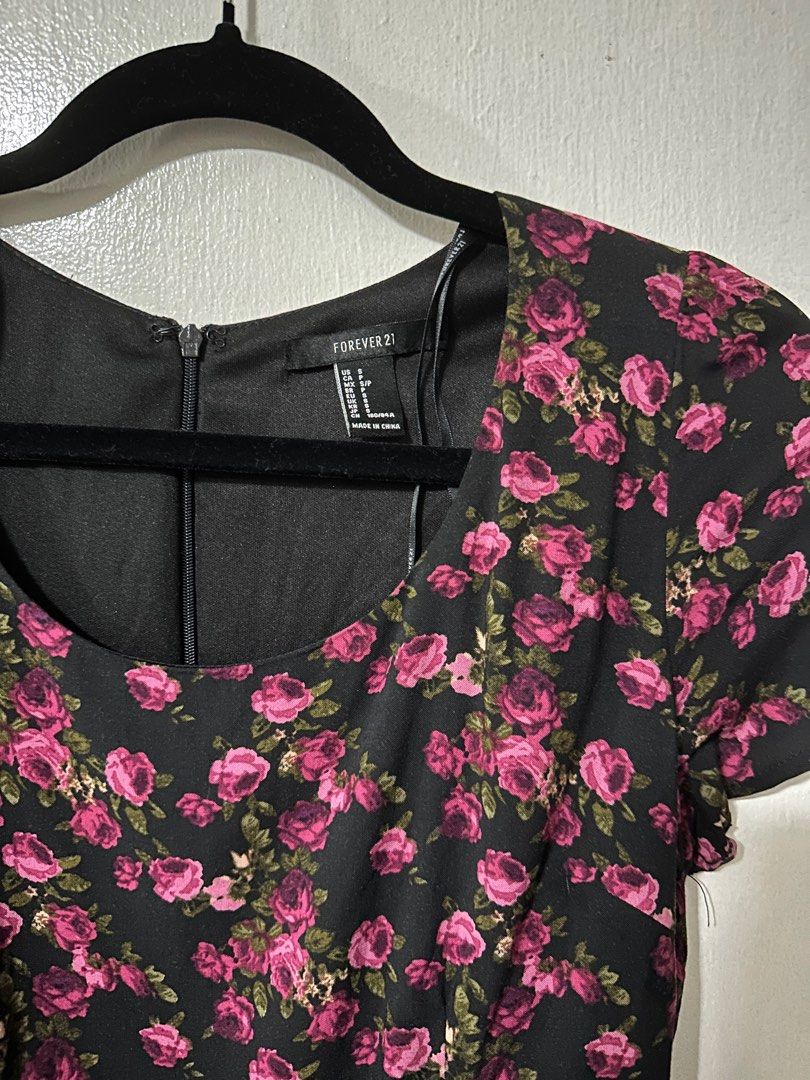 Forever 21 Floral Dress (Category: Dresses) located in Quezon City. Submitted by lau_v (Listing ID 1397205827, Image 2). Description: - Forever 21 dress - Black base with floral print - Scoop neckline - Short sleeves - Fitted bodice with flared skirt - Zipper closure at the back - never used. No tags. .