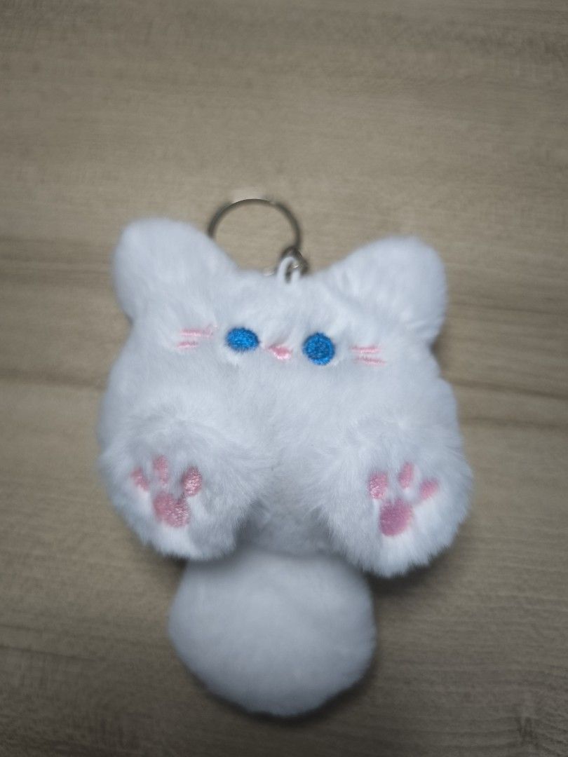 Furry Cat Keychain (Category: Plushies & Soft Toys) located in Singapore. Submitted by mysticwolf (Listing ID 1397166607, Image 1). Description: Cute white cat plushie key chain! .
