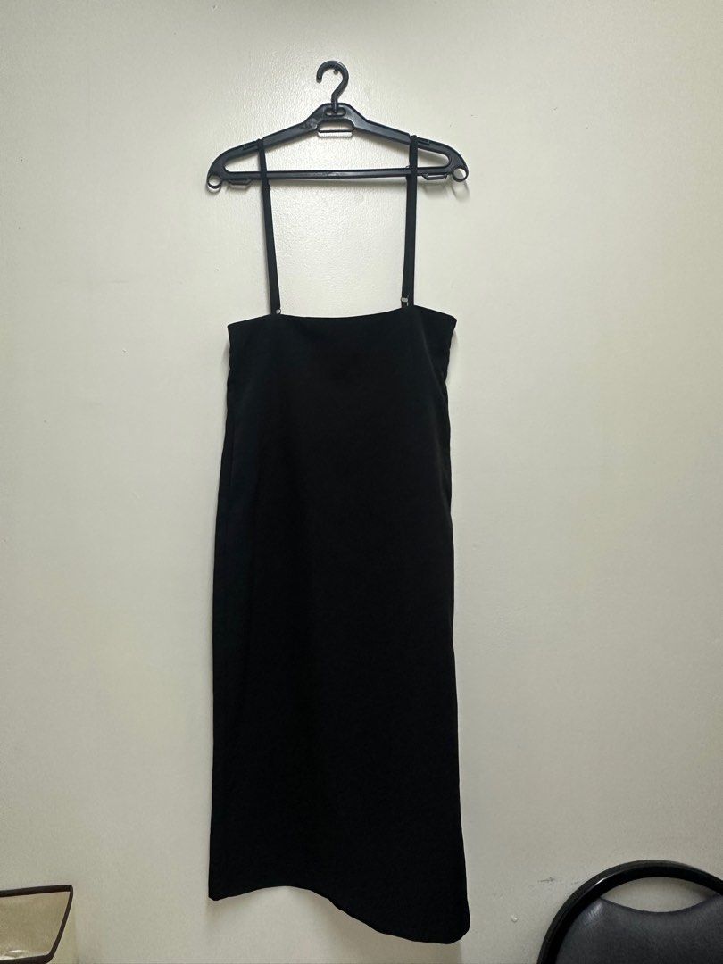 GU Black Suspender Dress - Size M (Category: Dresses) located in Quezon City. Submitted by madmaxx70 (Listing ID 1397095883, Image 1). Description: - GU black suspender dress - Midi length - Straight silhouette - Zipper closure at the back - Material: Polyester and polyurethane - Size M.