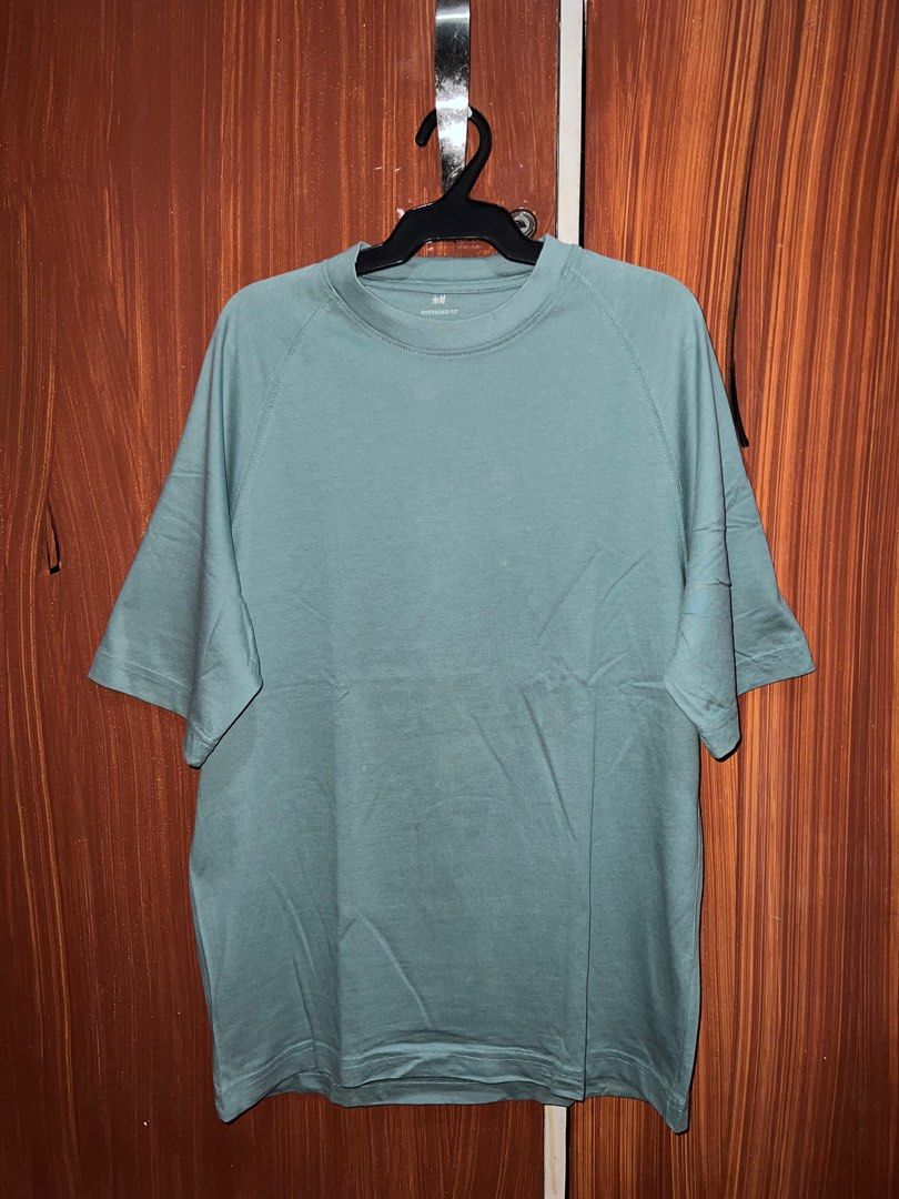 H&M Oversized Fit T-shirt (Category: Tshirts & Polo Shirts ) located in Bulacan. Submitted by leyovv (Listing ID 1397187429, Image 3). Description: - H&M Oversized Fit T-Shirt - Teal color - Size: XS - Perfect for casual wear - Comfortable and stylish.