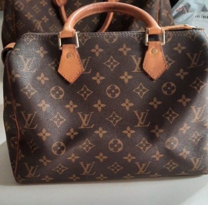 Louis Vuitton Speedy Handbag (Category: Luxury Bags & Wallets) located in Manila. Submitted by johnchel (Listing ID 1397124642, Image 1). Description: Louis Vuitton Speedy handbag preloved9 authenticity not guaranteed - Iconic monogram canvas - Leather handles and trim - Secure top zipper closure - Spacious interior - Handles with some wear - A timeless everyday bag.