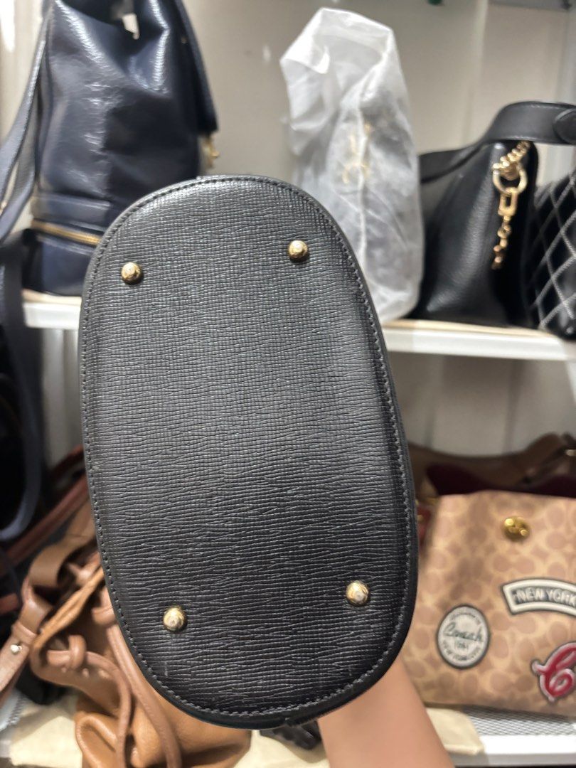 MCM vintage Bag (Category: Luxury Bags & Wallets) located in Valenzuela. Submitted by melizza.ph (Listing ID 1397166460, Image 3). Description: Original mcm Made in Korea with etiketa Personal Bag No flaws Expect signs of usage as it is preloved. Rfs. Decluttering.