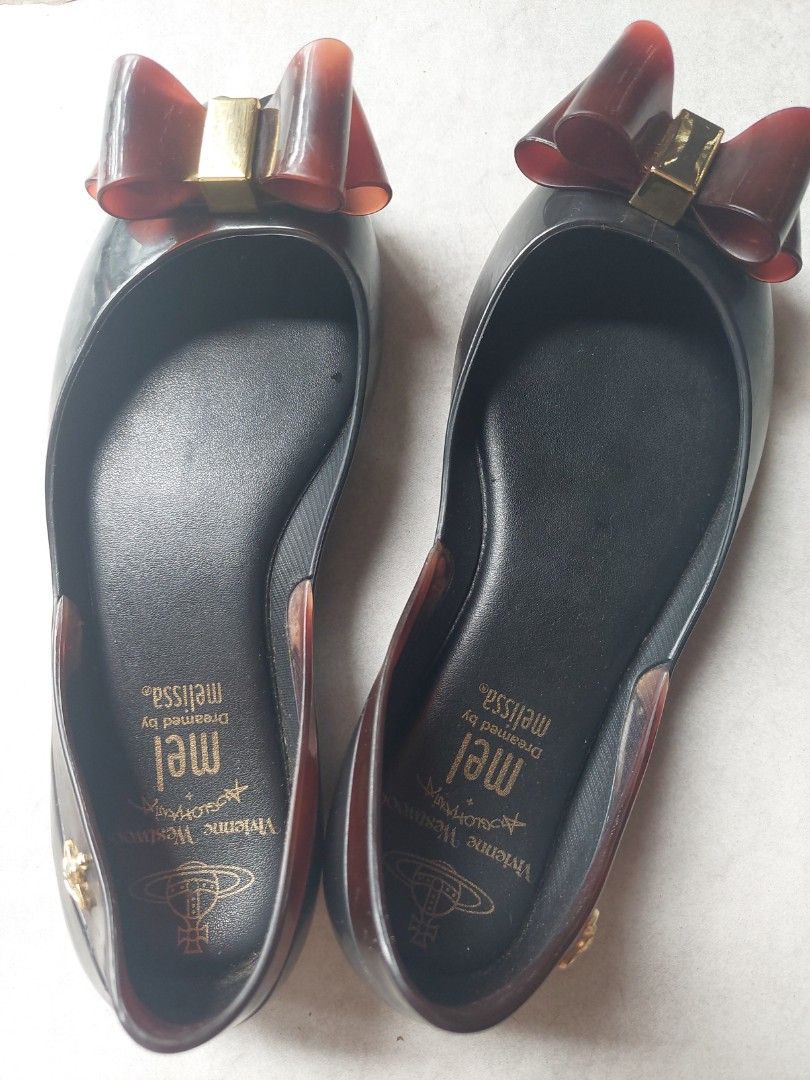 Melissa Sandals for Girls (Category: Babies & Kids Fashion) located in Muntinlupa City. Submitted by mildz9 (Listing ID 1397043618, Image 1). Description: Melissa Footwear for girls size USA 1/ EUR 32 RFS : Outgrown by my daughter.