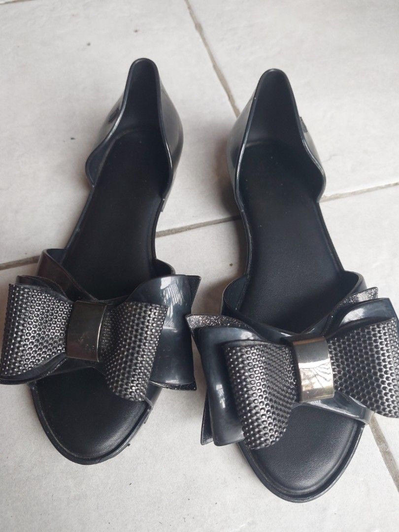 Melissa Sandals for Girls (Category: Babies & Kids Fashion) located in Muntinlupa City. Submitted by mildz9 (Listing ID 1397045570, Image 1). Description: Melissa Footwear for Girls Size USA 2/ EUR 33 Rfs: Outgrown by my daughter.