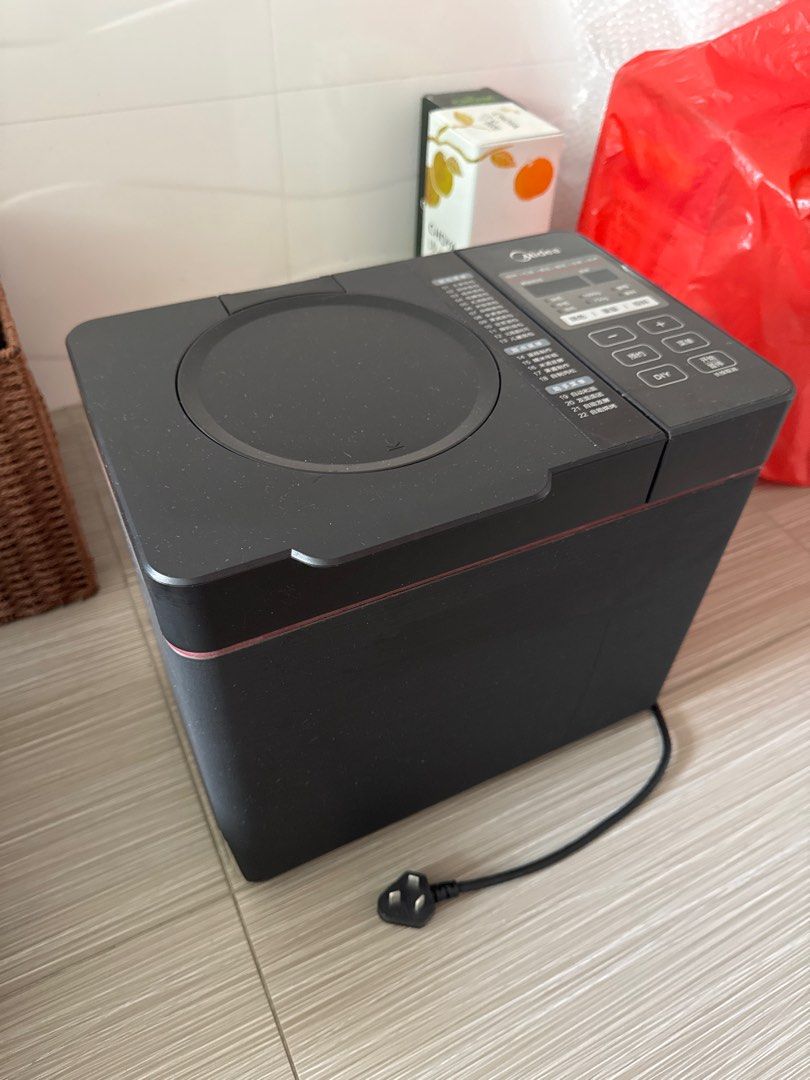 Midea Bread Maker (Category: Breadmakers) located in Singapore. Submitted by kuahb (Listing ID 1397036089, Image 1). Description: - Used Midea bread maker - Multiple pre-set programs - Crust color settings - Loaf size settings - Good working condition.