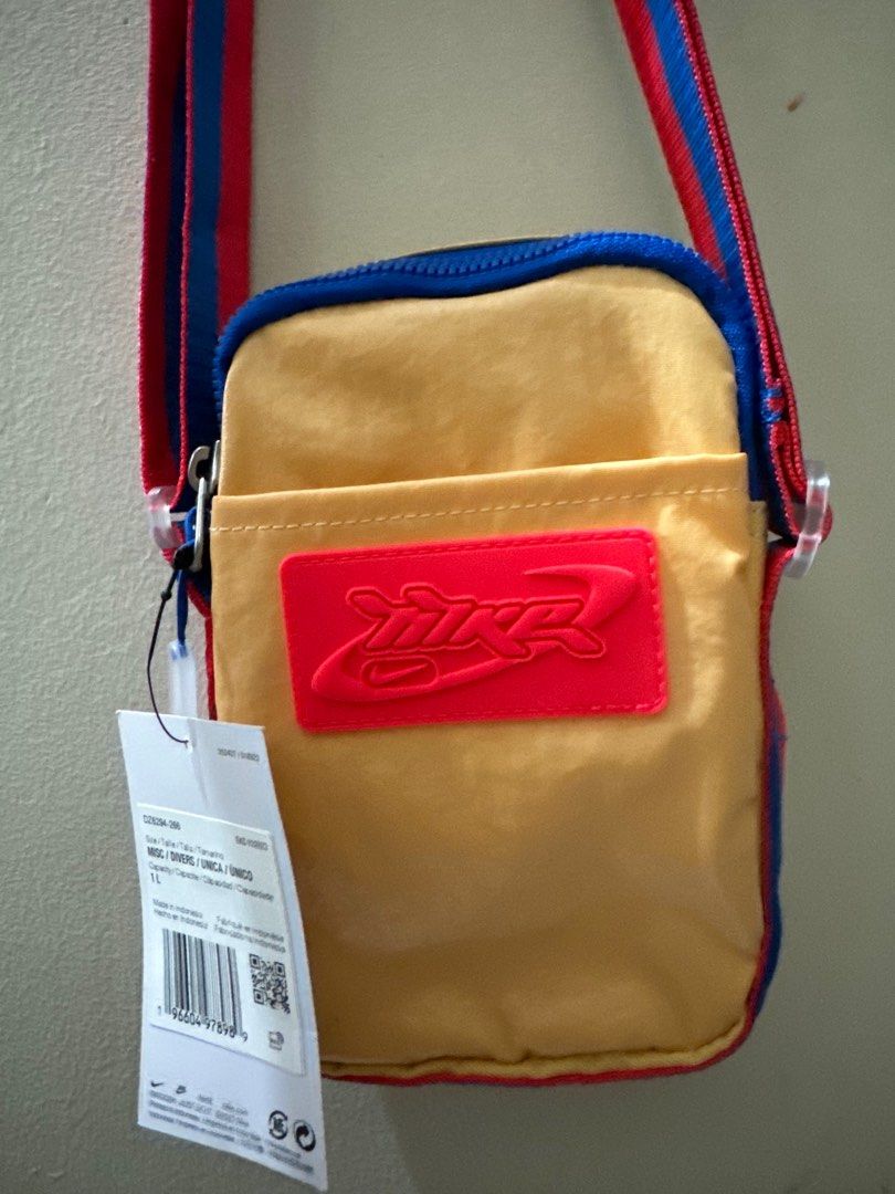 Nike Heritage Cross-Body Bag (Category: Sling Bags) located in Antipolo. Submitted by __cole__ (Listing ID 1397150793, Image 2). Description: AUTHENTIC SRP: 1,300 SELLING FOR: 950 ₱ 950 only.