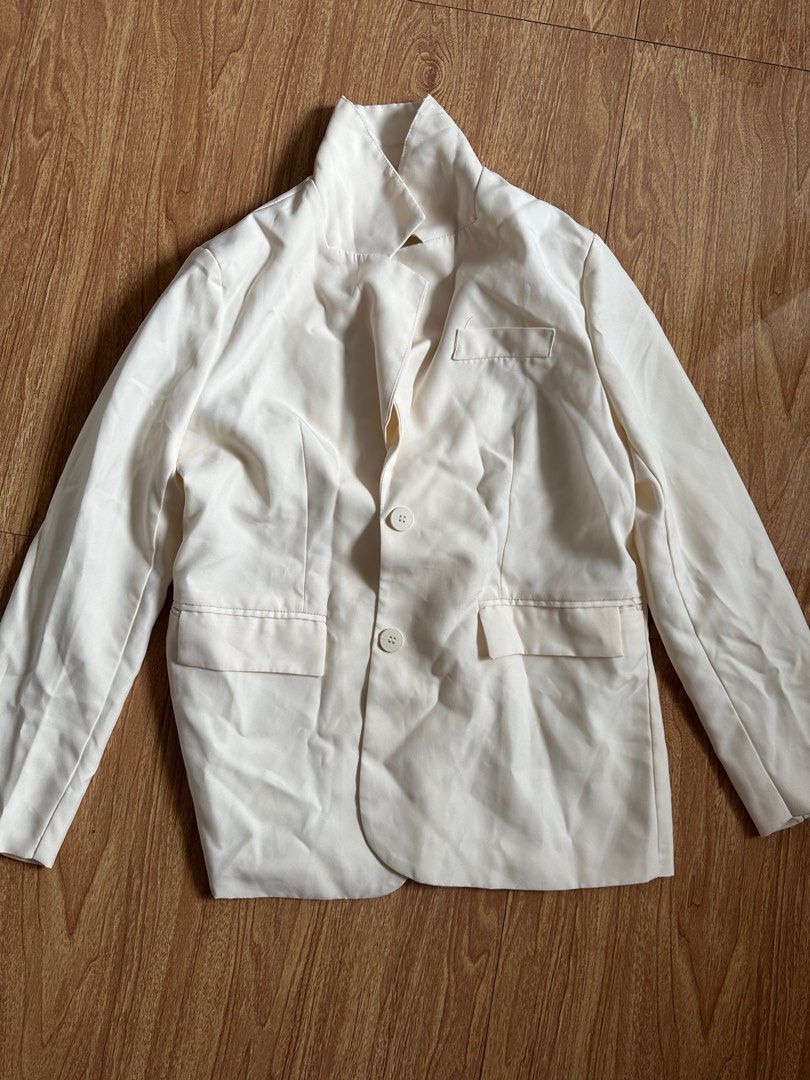 Oversized White Blazer (Category: Coats, Jackets and Outerwear) located in Taguig. Submitted by busybeebea (Listing ID 1397108698, Image 1). Description: - Oversized White blazer - Two front pockets - Two-button closure - Smooth fabric.