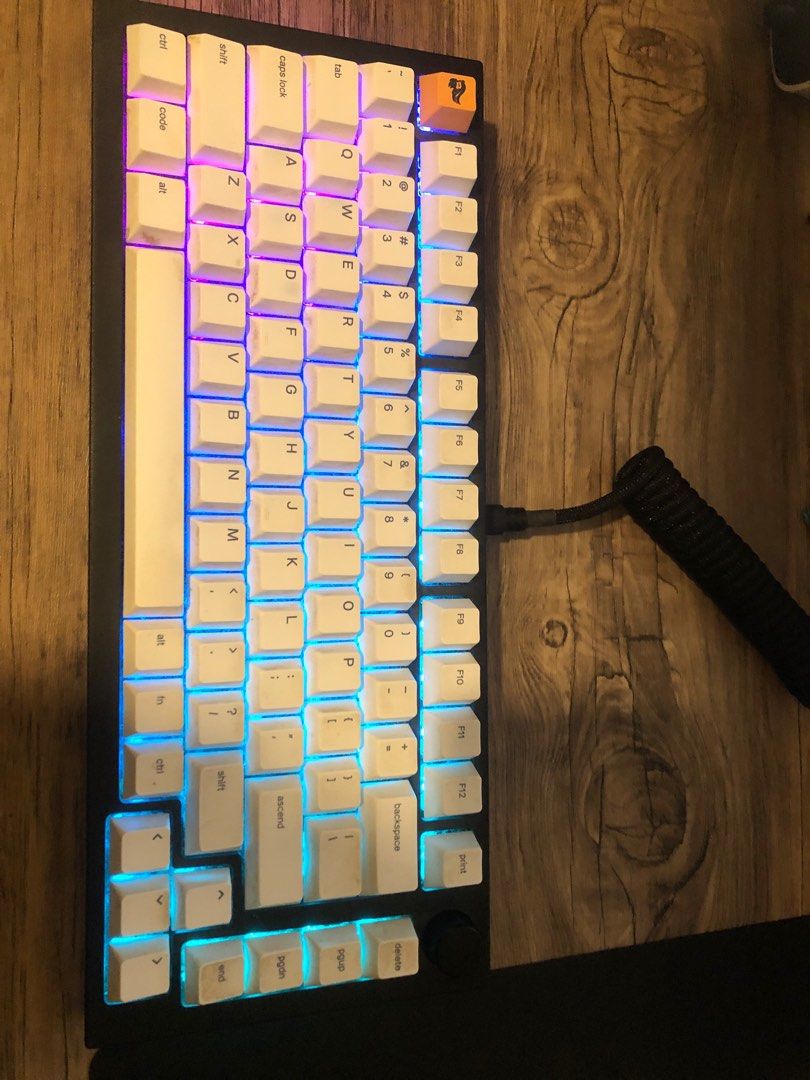 Pre-Built GMMK PRO Keyboard with White Keycaps (Category: Computer Keyboard) located in Pasig City. Submitted by atsu_dee (Listing ID 1397136751, Image 1). Description: - Compact mechanical keyboard - White keycaps with black lettering - Customizable RGB lighting - Black frame - Coiled cable - Volume knob.
