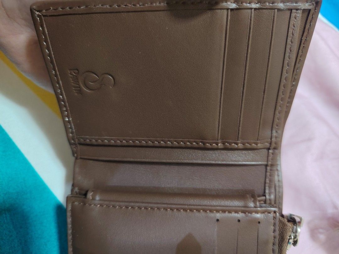 Preloved Stingray trifold wallet (Category: Wallets & Card holders) located in Quezon City. Submitted by G.E.M18 (Listing ID 1397037938, Image 2). Description: Once lang nagamit then tago na agad. See last pix...