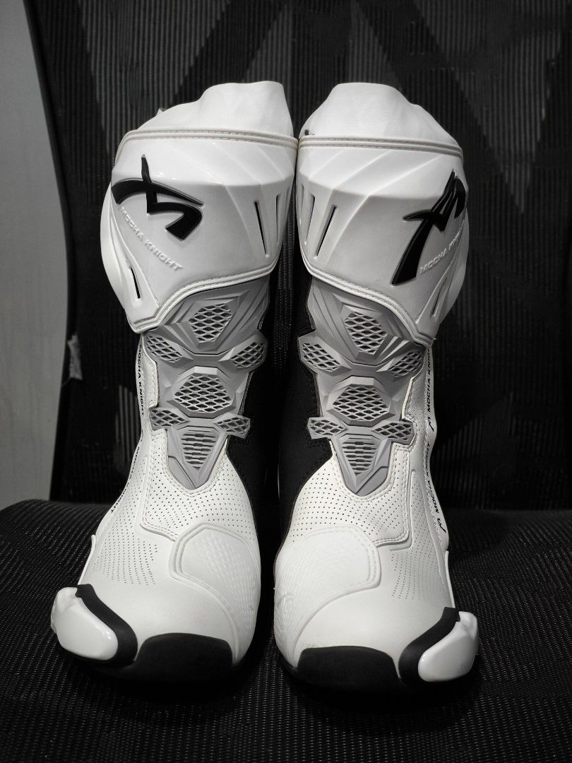 Riding Boots (Category: Boots) located in Marikina City. Submitted by johnzilla (Listing ID 1397072424, Image 1). Description: For Sale MK Riding Boots (Same Quality ng Alpinestar Supertech, just different brand) Price: 19,500 pesos Size: 42 (fitted sa US 9, 10 and 10.5) big size Brandnew condition, fitted lang. Location: Marikina #Dainese #Alpinestar #RidingBoots.