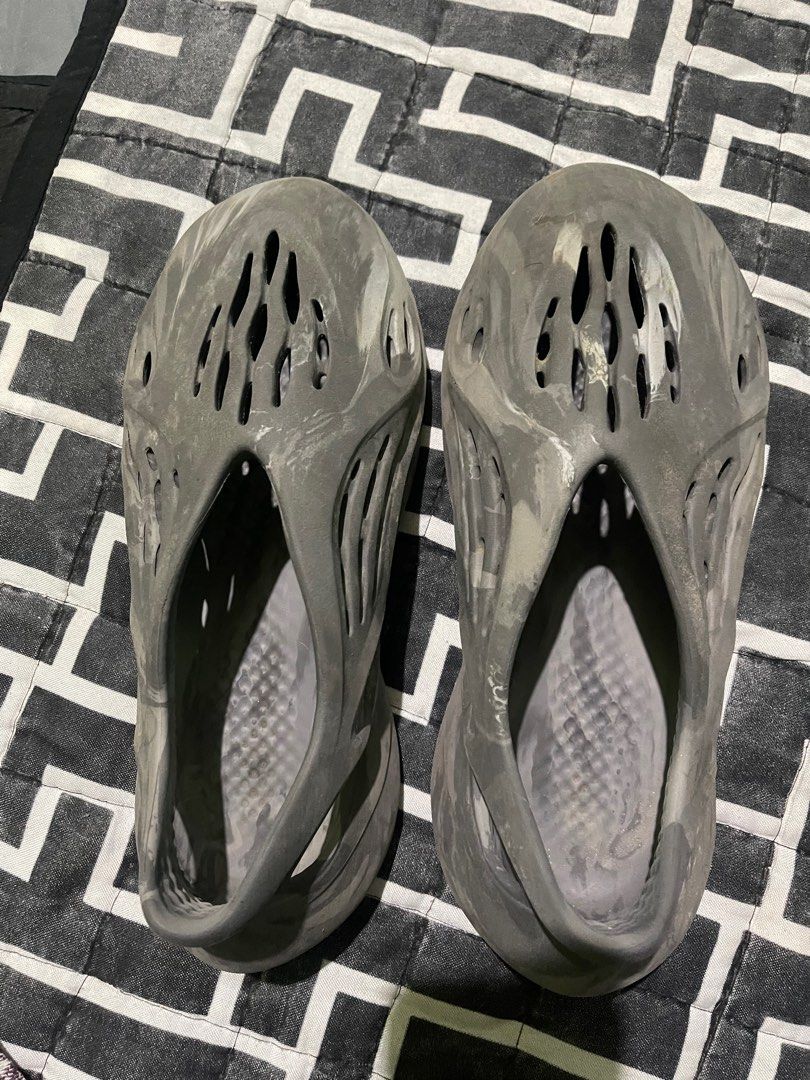 Yeezy Foam Runner MX Granite (Category: Slippers & Slides) located in Manila. Submitted by f2xgswmdb695670 (Listing ID 1397215628, Image 2). Description: Issue: needs washing, drags, no box (replacement box if you want) pick up/meetup Cubao/Marikina 📍Marikina 09989497410 (Message me).