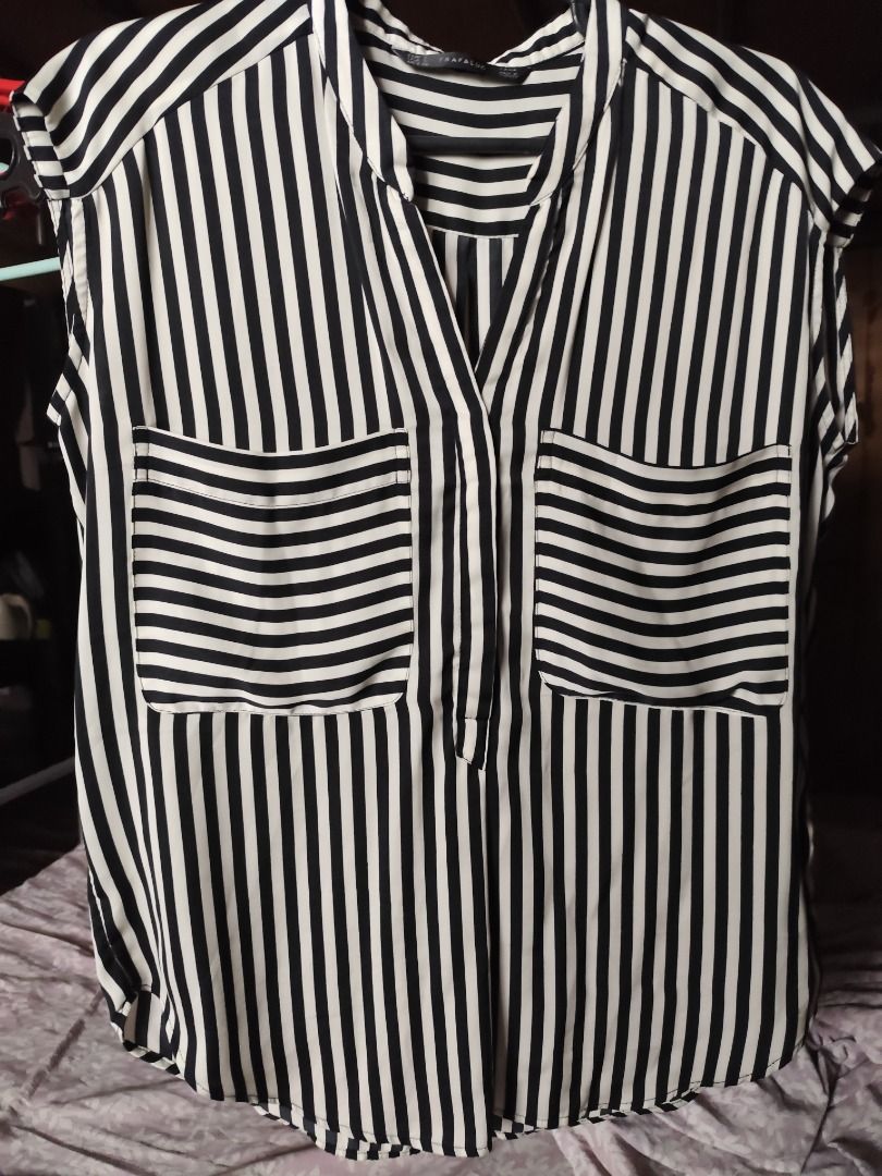 Zara Trafaluc Striped Blouse (Category: Blouses) located in Mandaluyong City. Submitted by msdeclutterfinds (Listing ID 1397070338, Image 1). Description: - Zara Trafaluc striped blouse - Black and white striped pattern - Size S (EUR S, USA S, MEX 26) - Made in Turkey - Classic and versatile design - Suitable for various occasions.