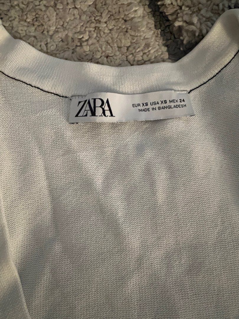 Zara White Contrast Stitch Tank (Category: Sleeveless) located in Quezon. Submitted by lovdogs (Listing ID 1397098789, Image 2). Description: - Zara white tank top - Black stitching details - Round neckline - Ribbed hem - Size: XS - Made in Bangladesh.
