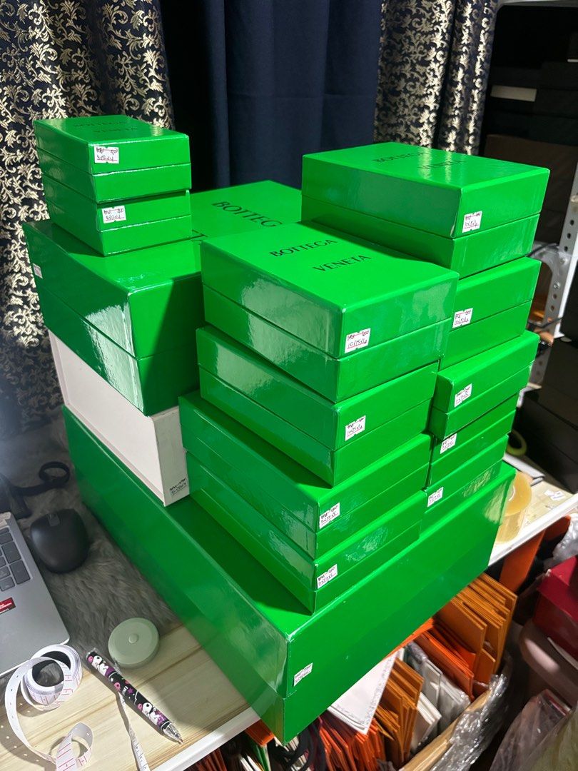 ✅ Authentic Bottega Veneta Boxes (Category: Luxury Bags & Wallets) located in Quezon City. Submitted by box.luxebycheng (Listing ID 1397360025, Image 1). Description: Bottega Boxes SLG - 300 to 600 php each ❌SOLD❌ Small to Large Box - 1300 to 1700 php each ❌ non negotiable❌.