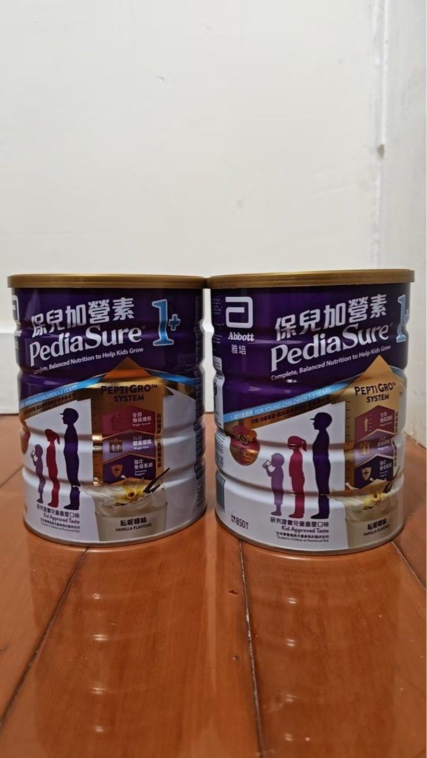 Abbott PediaSure 1+ 幼兒奶粉 （分類：護理及餵哺 - 母乳及奶瓶）位於 Hong Kong。 由 quickshark_d586a6 提交（商品編號 1397336083，圖片 1）。簡介： 兩罐Abbott PediaSure 1+ 幼兒奶粉，香草口味。適合1歲以上兒童。保質期分別為2026年6月和2026年7月，產品包裝完整，適合有需要的家庭。如有任何疑問，歡迎隨時提出。。