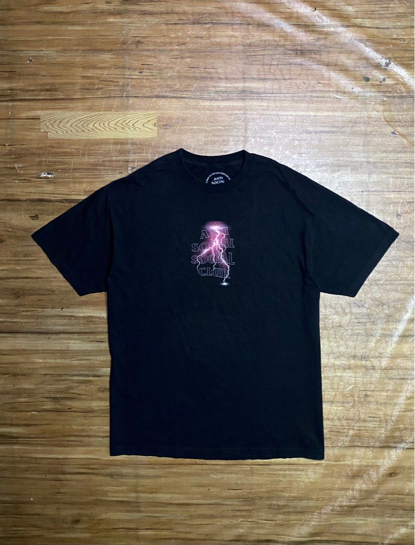 ANTİ SOCIAL SOCIAL CLUB SAVE YOUR TEARS LIGHTNING TEE PINK (Category: Tshirts & Polo Shirts ) located in Cebu City. Submitted by junkloot.ph (Listing ID 1397260451, Image 1). Description: ANTİ SOCIAL SOCIAL CLUB SAVE YOUR TEARS LIGHTNING TEE PINK RARE DESIGN 💎 Size XL W23 L30 Color rate 9/10 Condition 9.5/10 Minimal hairline unnoticeable .