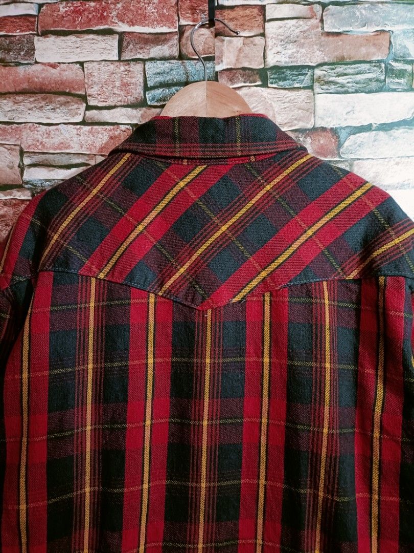 Trendy vintage vibes flannel (Category: Tshirts & Polo Shirts ) located in Quezon City. Submitted by selectorsthrift (Listing ID 1397303177, Image 3). Description: vintage 90s vibes flannel by AVIREX made in USA no issue size Large on tag 21x27 fittings.