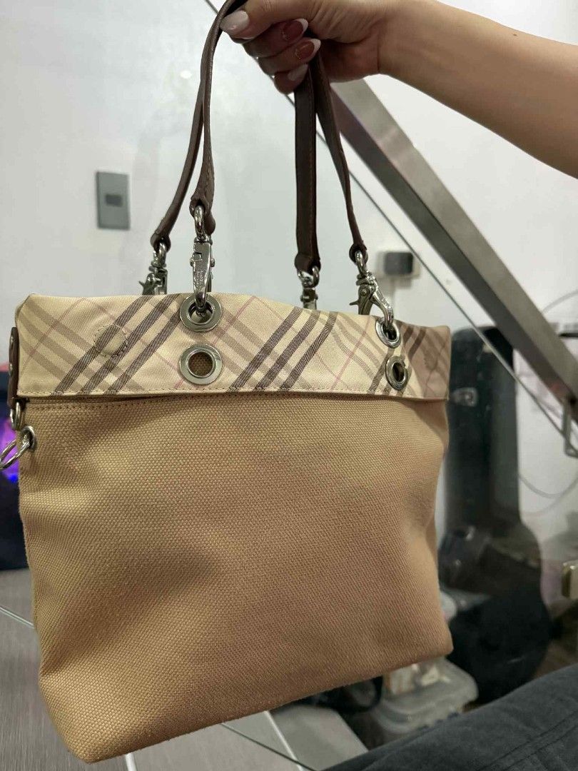 BURBERRY BLUE LABEL burberry blue label Tote Bag Handbag (Category: Luxury Bags & Wallets) located in Caloocan City. Submitted by rockyby28 (Listing ID 1397338708, Image 1). Description: BURBERRY BLUE LABEL burberry blue label Tote Bag Handbag Used from japan No dust bag as is 📍Size Gusset 10cm Height: 24cm Width 36cm Handle 40cm There is no noticeable scratches or dirtThere are some minor signs of use, scratches and dirt, but they are not notic
