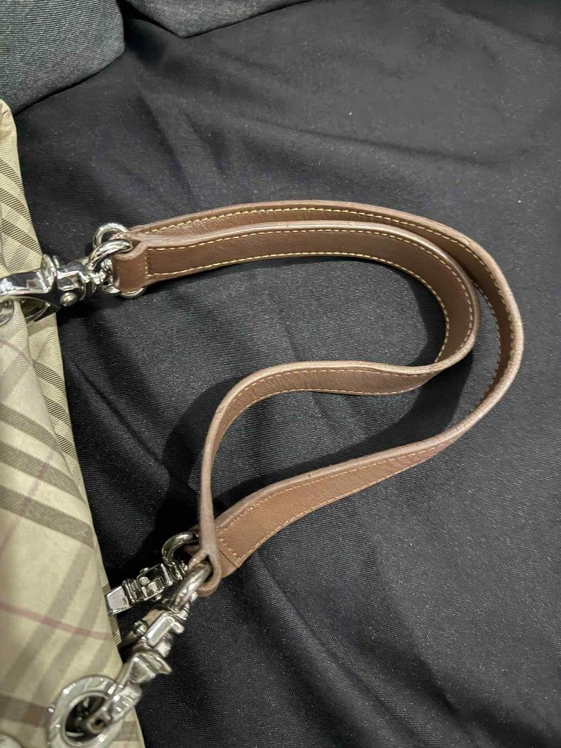 BURBERRY BLUE LABEL burberry blue label Tote Bag Handbag (Category: Luxury Bags & Wallets) located in Caloocan City. Submitted by rockyby28 (Listing ID 1397338708, Image 3). Description: BURBERRY BLUE LABEL burberry blue label Tote Bag Handbag Used from japan No dust bag as is 📍Size Gusset 10cm Height: 24cm Width 36cm Handle 40cm There is no noticeable scratches or dirtThere are some minor signs of use, scratches and dirt, but they are not notic