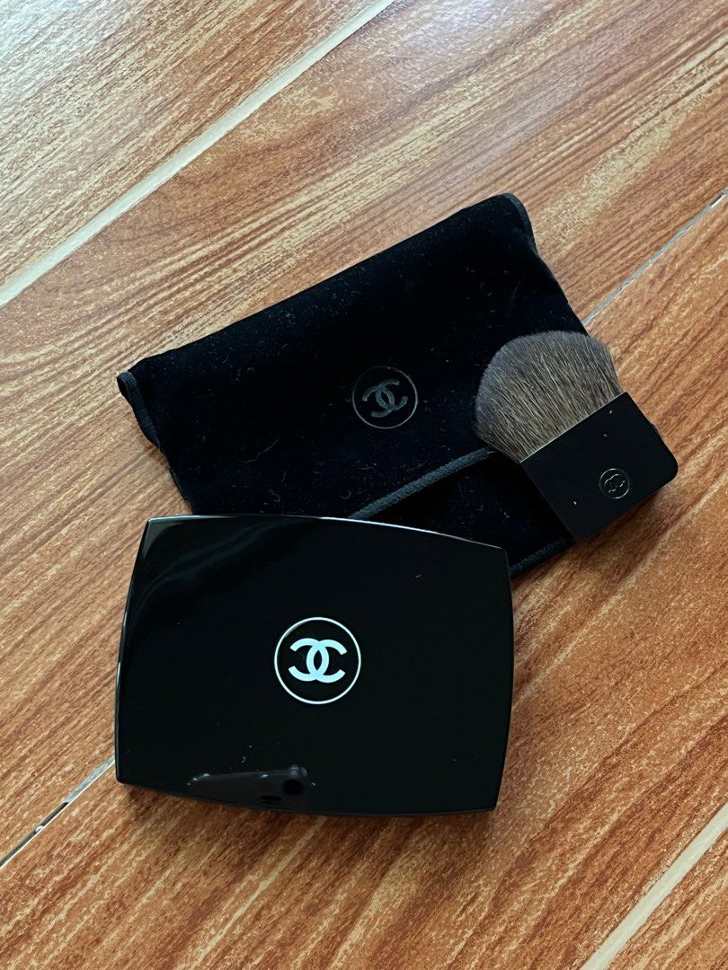 Chanel Vitalumiere Compact Douceur Powder (Category: Makeup) located in Manila. Submitted by kybubs (Listing ID 1397250441, Image 1). Description: Chanel Vitalumiere Compact Douceur powder in shade 10 Beige - Like new. Gifted to me, but not my shade -price is negotiable Includes: - compact with mirror - sponge applicator - brush - velvet pouch 📍Meetup: SM Sucat Foodcourt & Raon Shopping Center MOD: Lalamove / Grab MOP: Gcash / BPI.