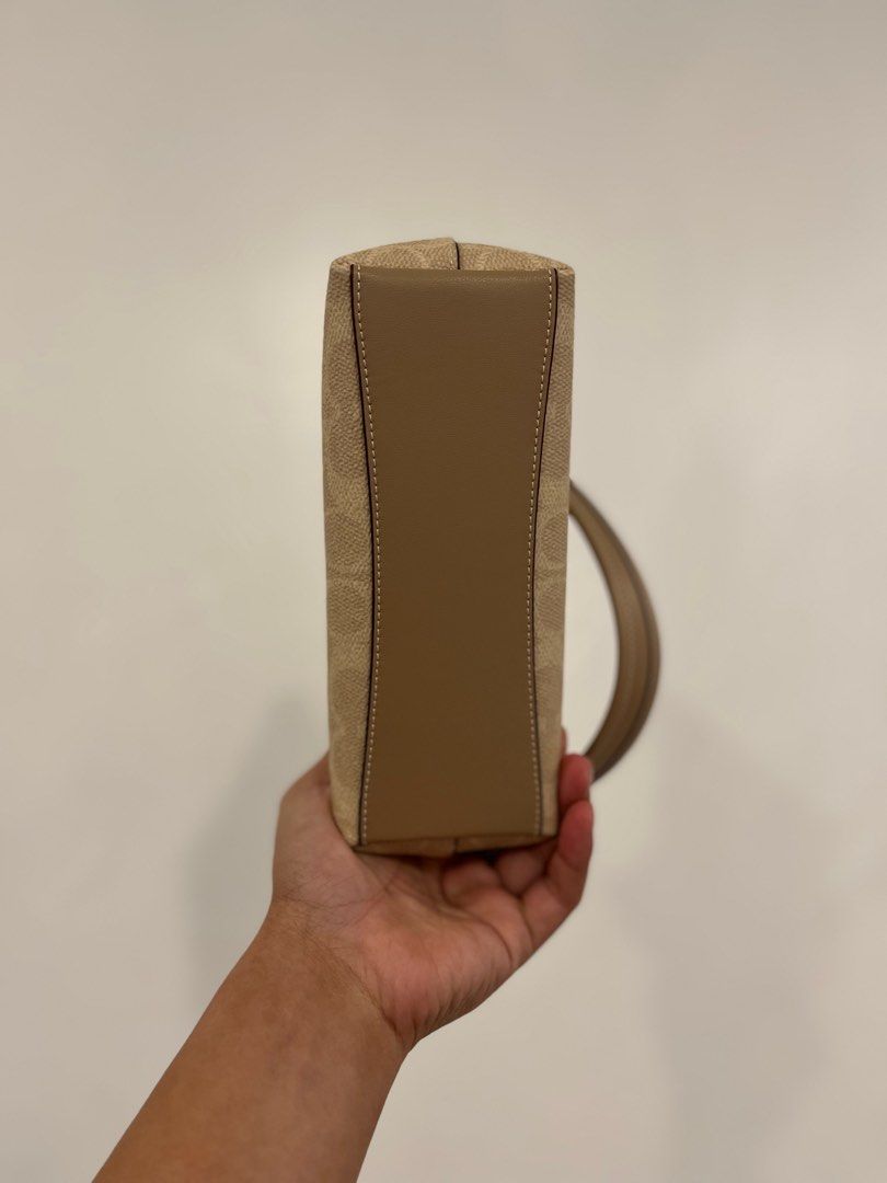 Coach small Laurel (Category: Luxury Bags & Wallets) located in Manila. Submitted by luxwalletbags (Listing ID 1397339050, Image 2). Description: Guaranteed Original.