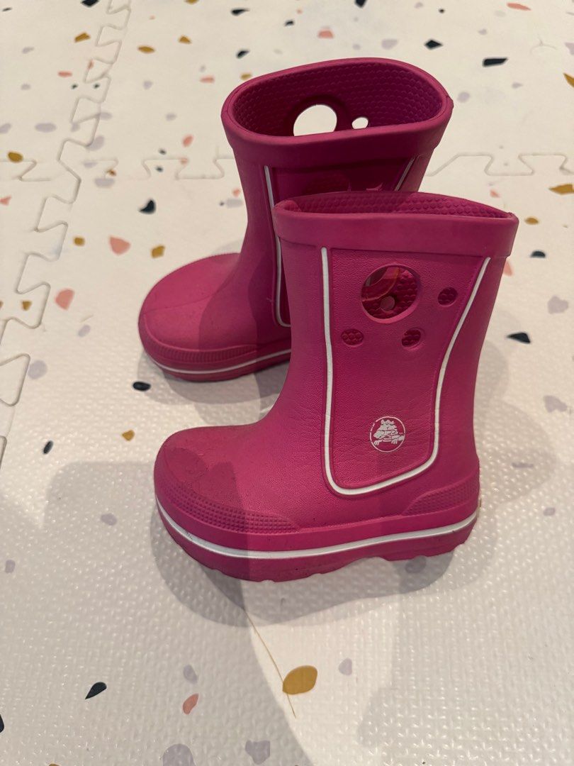 Crocs Rain Boots (Category: Babies & Kids Fashion) located in Quezon City. Submitted by sudo8 (Listing ID 1397232551, Image 2). Description: Size: C7.