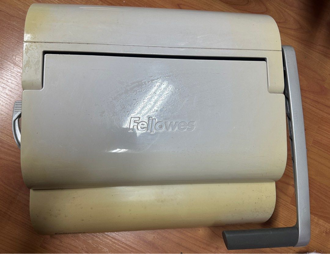 Fellowes binding machine with assorted binding rings (Category: Office & Business Technology) located in Singapore. Submitted by popopo11 (Listing ID 1397275063, Image 1). Description: Fellowes binding machine with assorted binding rings Self collection Postal code 569529 Monday to Friday 3-10pm Sold as 1 set — Fellowes Pulsar+ 300 Office Comb Binder Bind Capacity: 300 Sheets Punch Capacity: 15 Sheets Medium Sized Office Binder Allows User to Pun