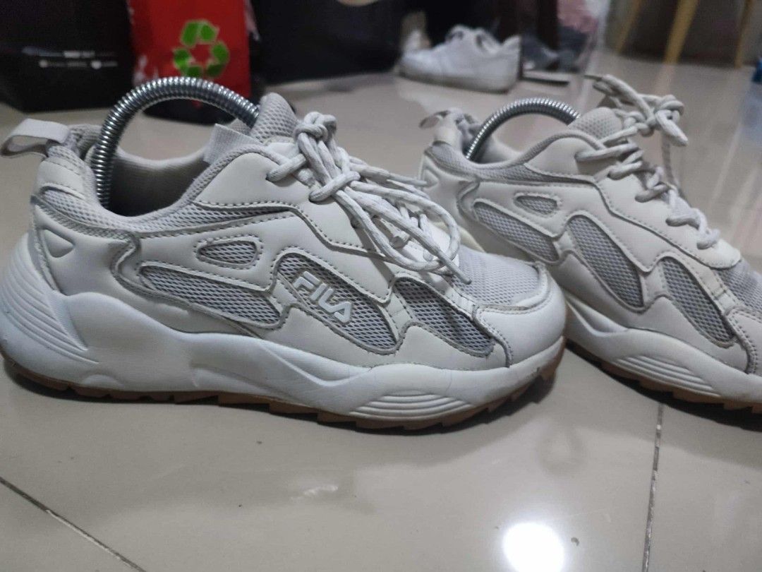 FILA White running shoes (Category: Sneakers) located in Quezon City. Submitted by kimskicks (Listing ID 1397232099, Image 2). Description: FILA White running shoes 37 EUR, 23.5 CM - Preloved! Buo pa ang body - Signs of use po and need ng konting linis MOP: GCash MOD: J&T.