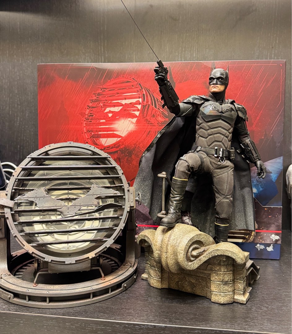 Hot Toys MMS641 - The Batman and Bat-Signal, Hobbies & Toys, Toys ...