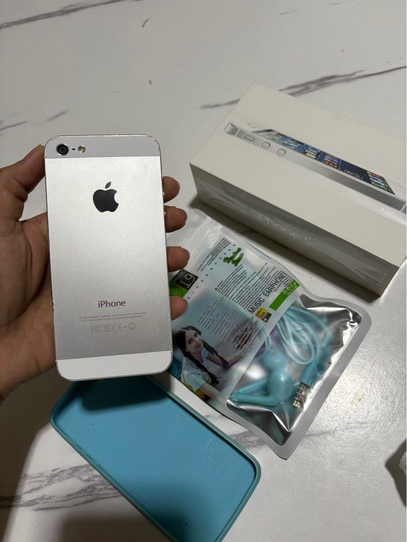 Iphone 5 Rare ios6 😍 (Category: Others) located in Quezon City. Submitted by shawi_08 (Listing ID 1397392670, Image 2). Description: Rare ios6 for collection 😍🫶🏻 with complete box ✅ with free earphones ✅ with free case ✅ with free cord charger ✅ lahat working ✅ NO ISSUE⚠️ 32gb -₱3500 78% bh 64gb-₱4000 100% bh Dual boot iOs6 For iOs 6 Collectors only✅ Shipping; Lalamove or LBC COP.