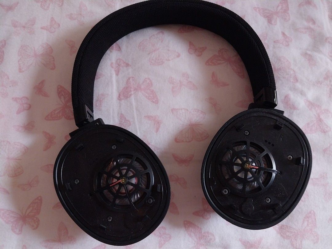 JBL E65BTNC Headphones (Category: Headphones & Headsets) located in Las Pinas. Submitted by an.me.o (Listing ID 1397407978, Image 2). Description: originally bought for 7k, now selling for 1.7k last price since it doesn't have the earpads anymore due to wear and tear includes the original pouch and the wires plus the charging cable, but the box has been thrown out na.