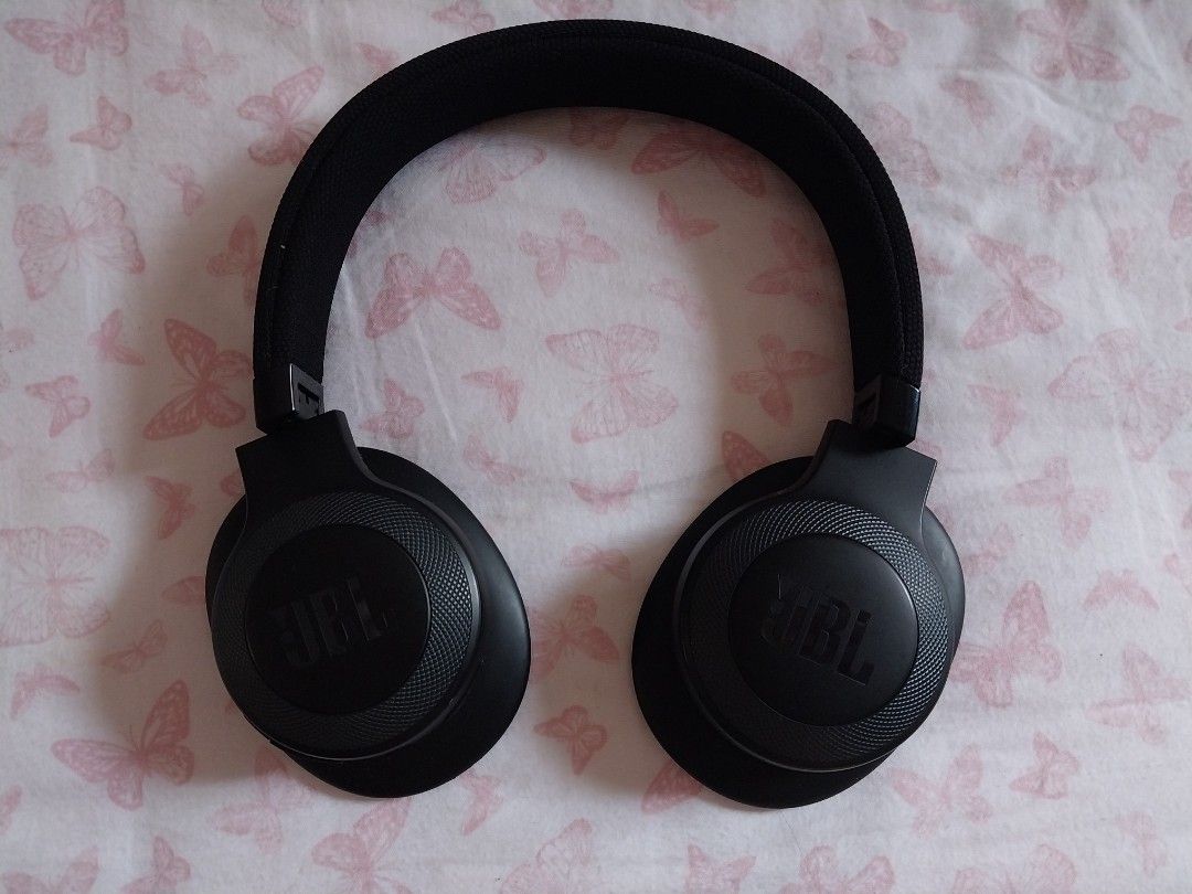 JBL E65BTNC Headphones (Category: Headphones & Headsets) located in Las Pinas. Submitted by an.me.o (Listing ID 1397407978, Image 1). Description: originally bought for 7k, now selling for 1.7k last price since it doesn't have the earpads anymore due to wear and tear includes the original pouch and the wires plus the charging cable, but the box has been thrown out na.