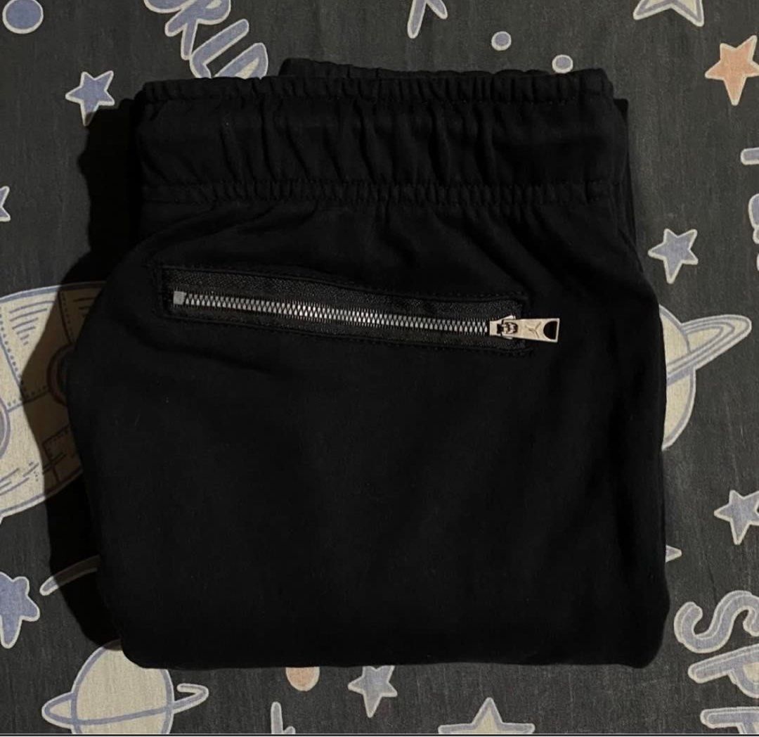 Jordan (Category: Joggers) located in Bulacan. Submitted by Howaboutno (Listing ID 1397328494, Image 3). Description: Men’s Air Jordan Essentials Statement Casual Sports Knit Long Pants/Trousers Autumn Black Patch logo W/ 3 pockets Like new 10/10 color rate Medium on tag AD: W30-36 * L38 I have Small and Medium Size.