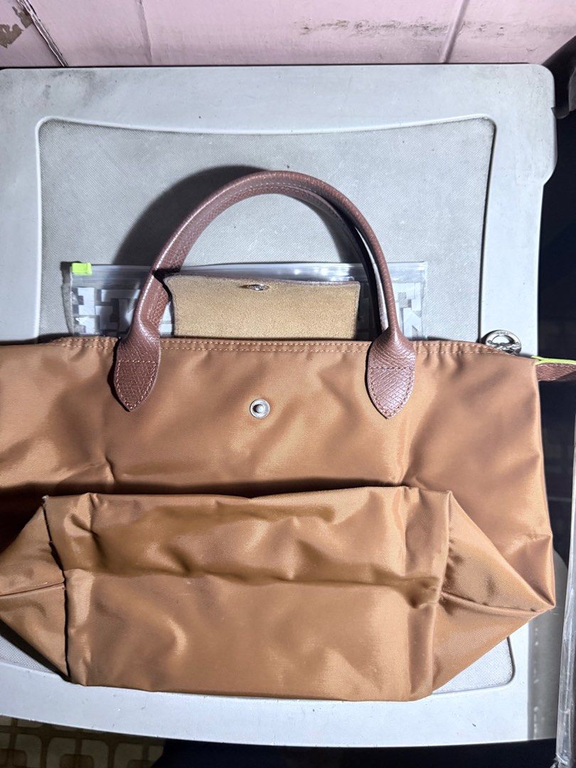 Longchamp Le Pliage Handbag (Category: Luxury Bags & Wallets) located in Manila. Submitted by heyitsmechi (Listing ID 1397341679, Image 1). Description: Handbag Longchamp style number: L1621089P86 Snap button Zip closure 1 patch pocket Finish accs: Gold color PRODUCT DIMENSIONS L 22cm x W 23cm x H 14cm / L 8.7in x W 9.1in x H 5.5in Net weight: 178g Gross weight: 198g Bought in duty free taiwan Rfs: not using anymore.
