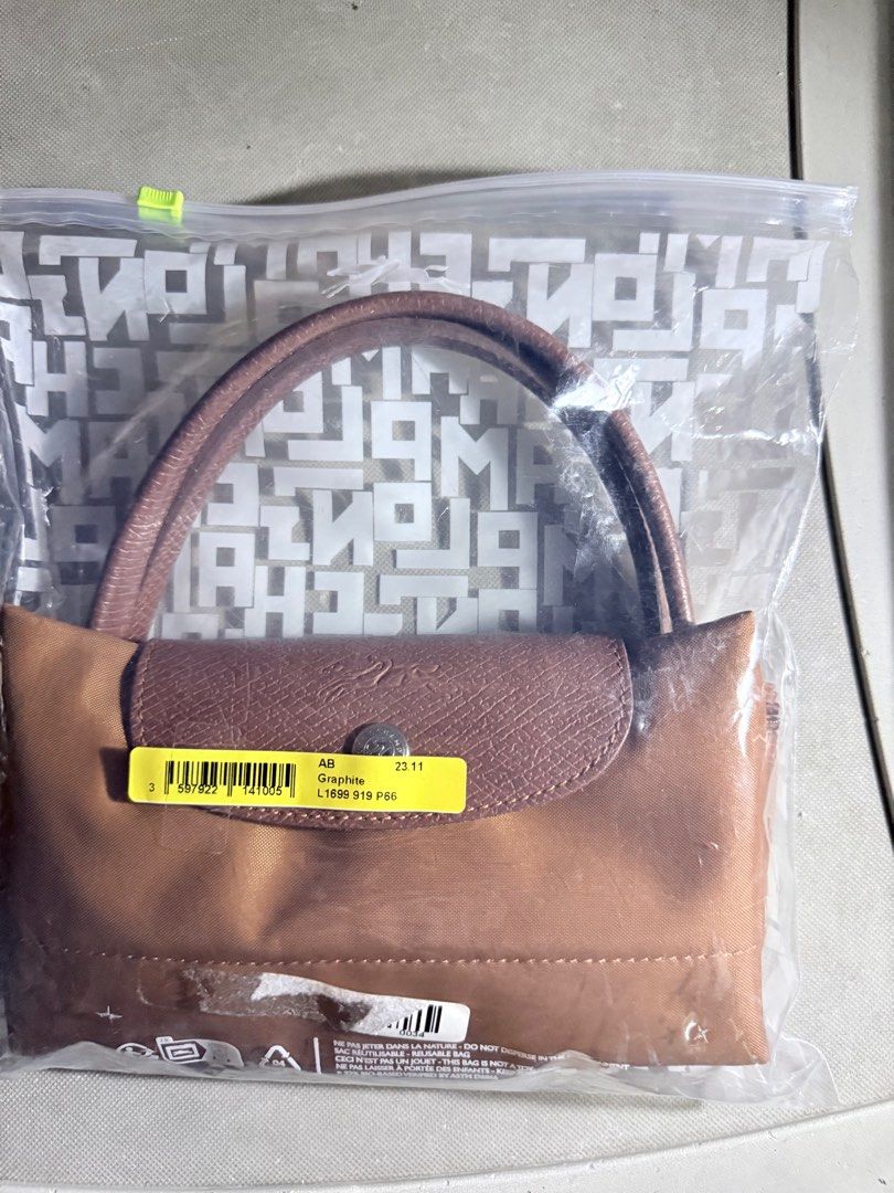 Longchamp Le Pliage Handbag (Category: Luxury Bags & Wallets) located in Manila. Submitted by heyitsmechi (Listing ID 1397341679, Image 3). Description: Handbag Longchamp style number: L1621089P86 Snap button Zip closure 1 patch pocket Finish accs: Gold color PRODUCT DIMENSIONS L 22cm x W 23cm x H 14cm / L 8.7in x W 9.1in x H 5.5in Net weight: 178g Gross weight: 198g Bought in duty free taiwan Rfs: not using anymore.