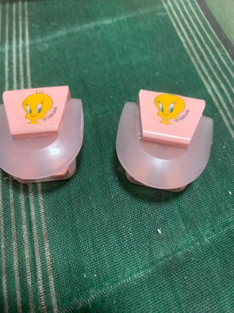 Looney tunes diaper cloth clip (Category: Changing Mats & Accessories) located in Manila. Submitted by browseandsave (Listing ID 1397281876, Image 1). Description: Diaper cloth clip Rfs decluttering 3 sets available Sf c/o buyer.