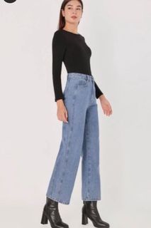 (Category: ) located in . Submitted by wardrobedeclutterr (Listing ID 1397296961, Image 1). Description: .
