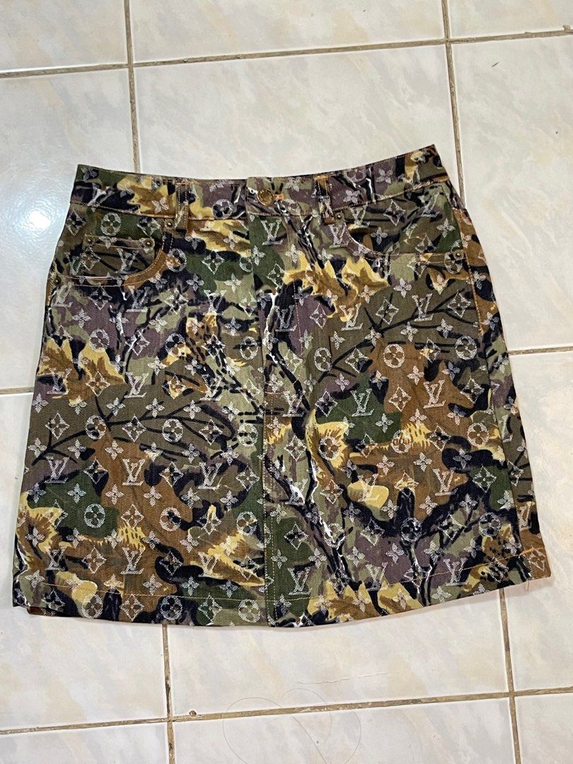 Lv skirt (Category: Skirts) located in Daraga. Submitted by freestyleselections (Listing ID 1397237103, Image 1). Description: 26-28 waist size 16 inches length .