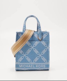 (Category: ) located in . Submitted by versatile.wardrobe (Listing ID 1397262140, Image 1). Description: .