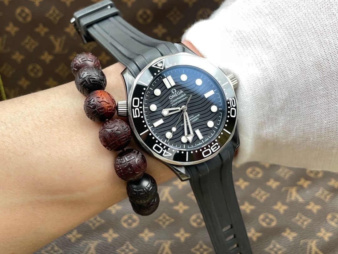 Omega Seamaster 300 Ceramic Titanium Ring Seamaster (Category: Men's Watches) located in Pasig City. Submitted by wisefalcon6199 (Listing ID 1397282940, Image 1). Description: .
