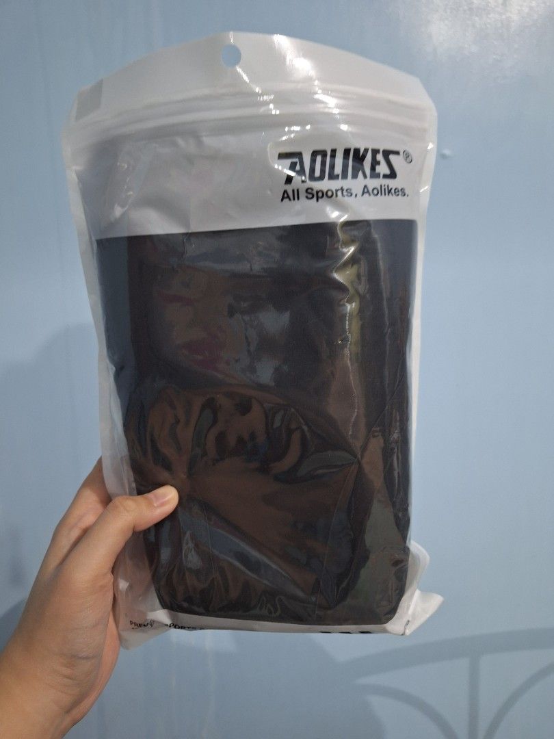 Padded Knee Support (Category: Braces, Support & Protection) located in Pasig City. Submitted by vamtang98 (Listing ID 1397345458, Image 1). Description: Condition is like new; only one of the pair was used but only to fit. RFS: Size is too small.
