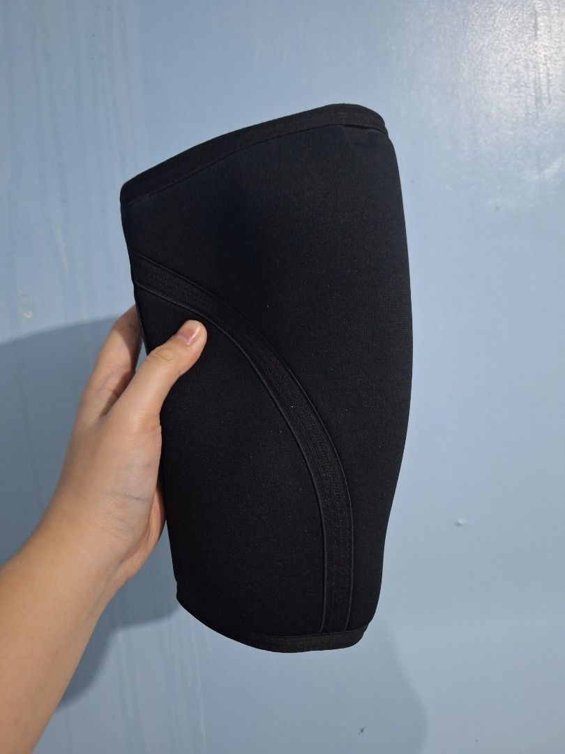 Padded Knee Support (Category: Braces, Support & Protection) located in Pasig City. Submitted by vamtang98 (Listing ID 1397345458, Image 3). Description: Condition is like new; only one of the pair was used but only to fit. RFS: Size is too small.