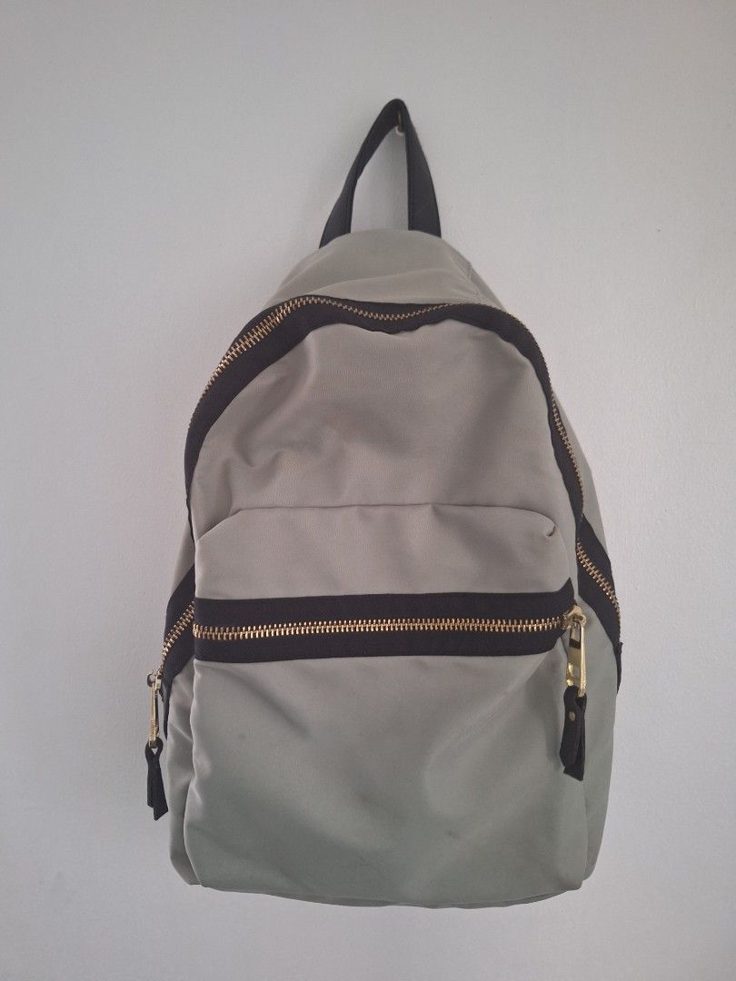 Preloved Steve Madden / Madden Girl Backpack (Category: Backpacks) located in Quezon City. Submitted by thriftforkeeps (Listing ID 1397278172, Image 1). Description: Pasalubong from US Minor flaws, stains Color: Grey w/ black details Gold hardware RFS: Decluttering.