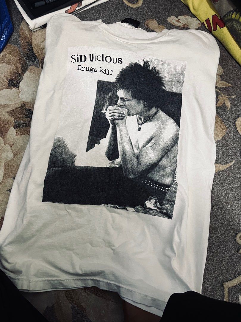 Sid Vicious (Category: Tshirts & Polo Shirts) located in Pasir Gudang. Submitted by dennbundle (Listing ID 1397265708, Image 1). Description: Condition 9/10🔥 , tiada sebarang kecacatan ya baju dijaga dengan baik print cun lagi tag masih ada , kolar baju masih okay . Size S/M okay boleh pakai ni 19.5/27 . RM130✅ ..