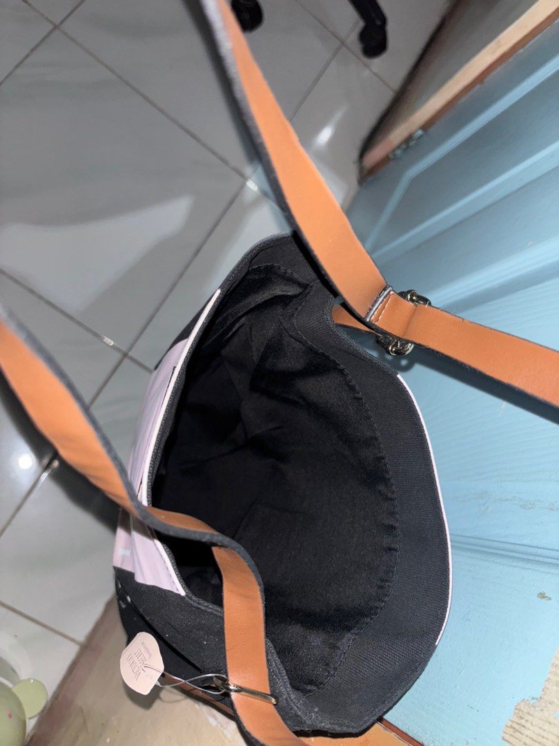 Victorias Secret Messenger Bag (Category: Shoulder Bags) located in Taytay. Submitted by rinimaha (Listing ID 1397388726, Image 3). Description: Size: 15” (L) x 12” (H) Bnew with tag Bought in US .