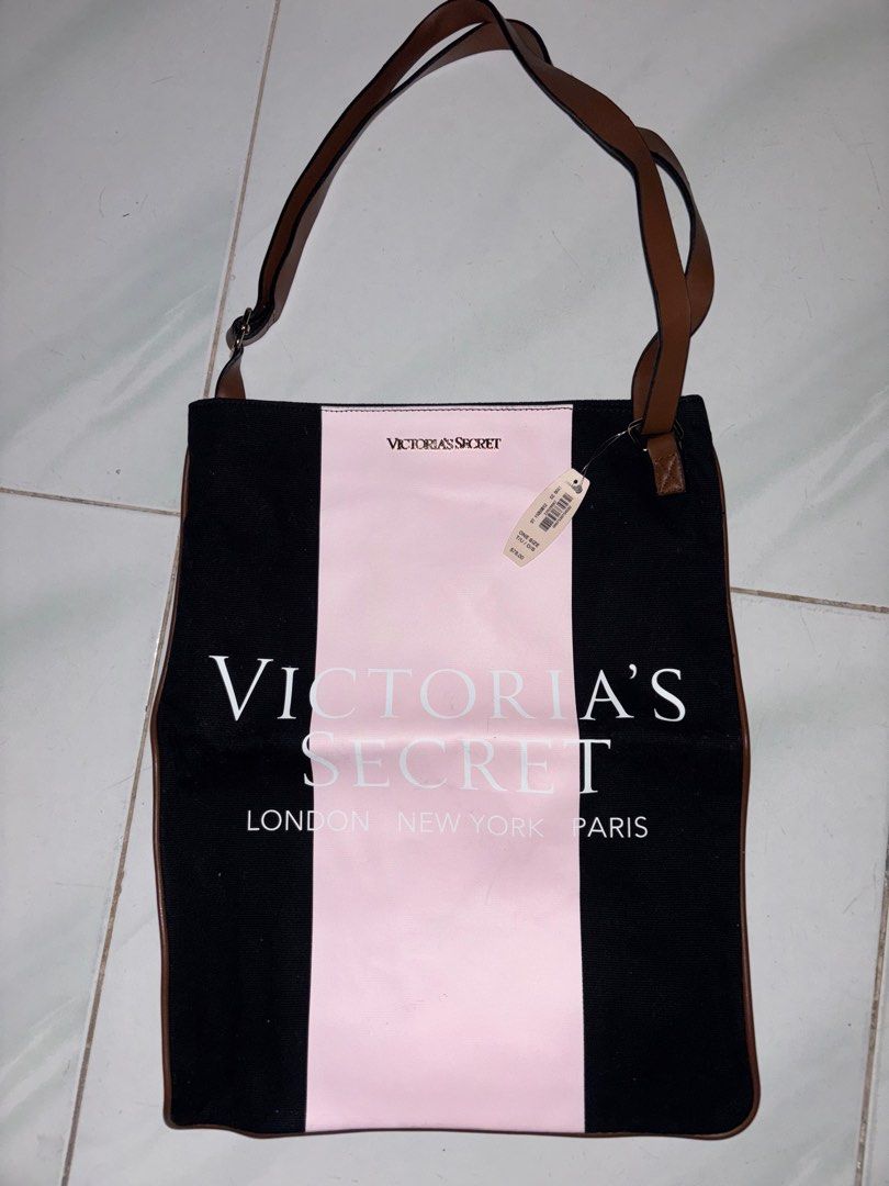 Victorias Secret Messenger Bag (Category: Shoulder Bags) located in Taytay. Submitted by rinimaha (Listing ID 1397388726, Image 1). Description: Size: 15” (L) x 12” (H) Bnew with tag Bought in US .