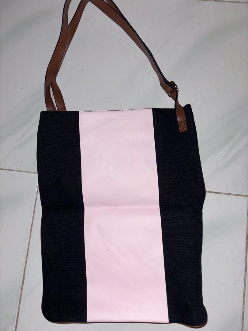 Victorias Secret Messenger Bag (Category: Shoulder Bags) located in Taytay. Submitted by rinimaha (Listing ID 1397388726, Image 2). Description: Size: 15” (L) x 12” (H) Bnew with tag Bought in US .