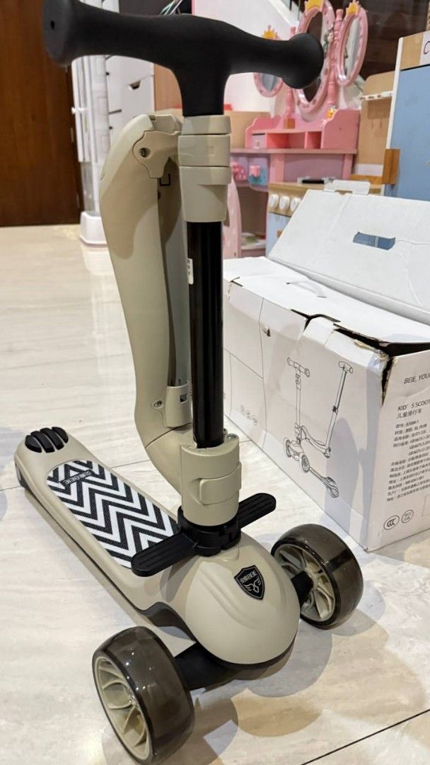 3-in-1 Kids Scooter (Category: Skates, Rollerblades & Scooters) located in Taguig. Submitted by ohhhs (Listing ID 1401555780, Image 2). Description: Two-in-one scooter🛴, high quality, brand new .
