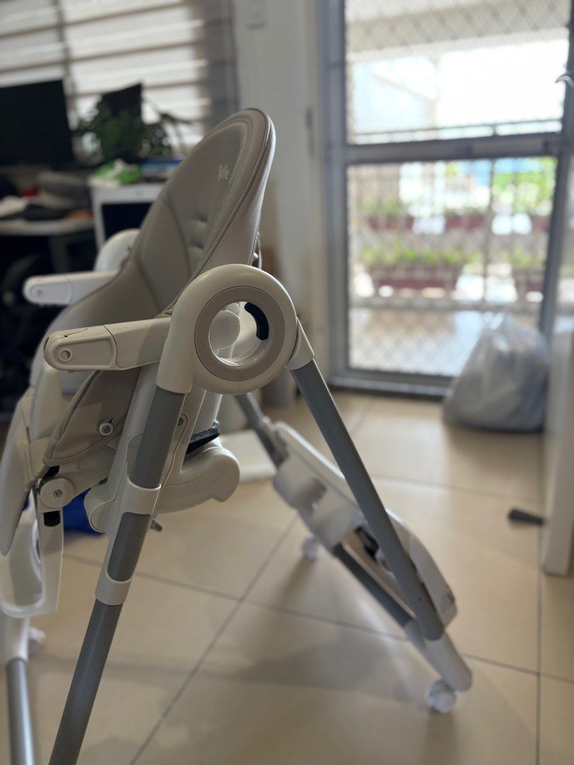 Baby High Chair Adjustable Foldable (Category: Baby High Chairs) located in Pasig City. Submitted by annec87 (Listing ID 1401714659, Image 2). Description: High chair 5 recline positions 7 height positions If ever po shipping via lalamove, d po kaya ng motor, pwede po meetup within metro manila No swap.